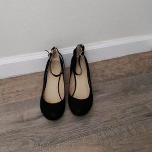 Black suede feel low heel closed toe shoe sz8   can fit 7.5